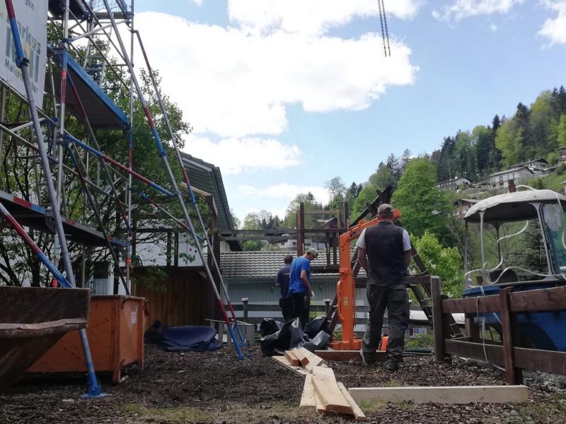 (c)Ferienparadies Alpengluehn - Reovierungsarbeiten Frühjahr 2019 nach dem Schneeschaden Teil 4
