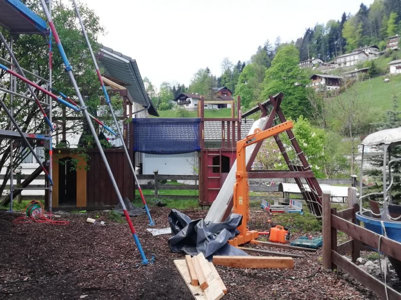 (c)Ferienparadies Alpengluehn - Reovierungsarbeiten Frühjahr 2019 nach dem Schneeschaden Teil 4