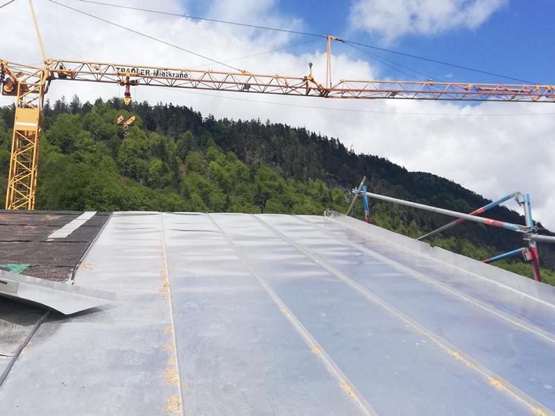 (c)Ferienparadies Alpengluehn - Reovierungsarbeiten Frühjahr 2019 nach dem Schneeschaden Teil 7